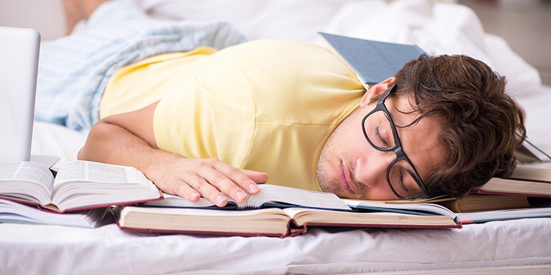   Schlau im Schlaf – Hilft Schlafen beim Lernen?